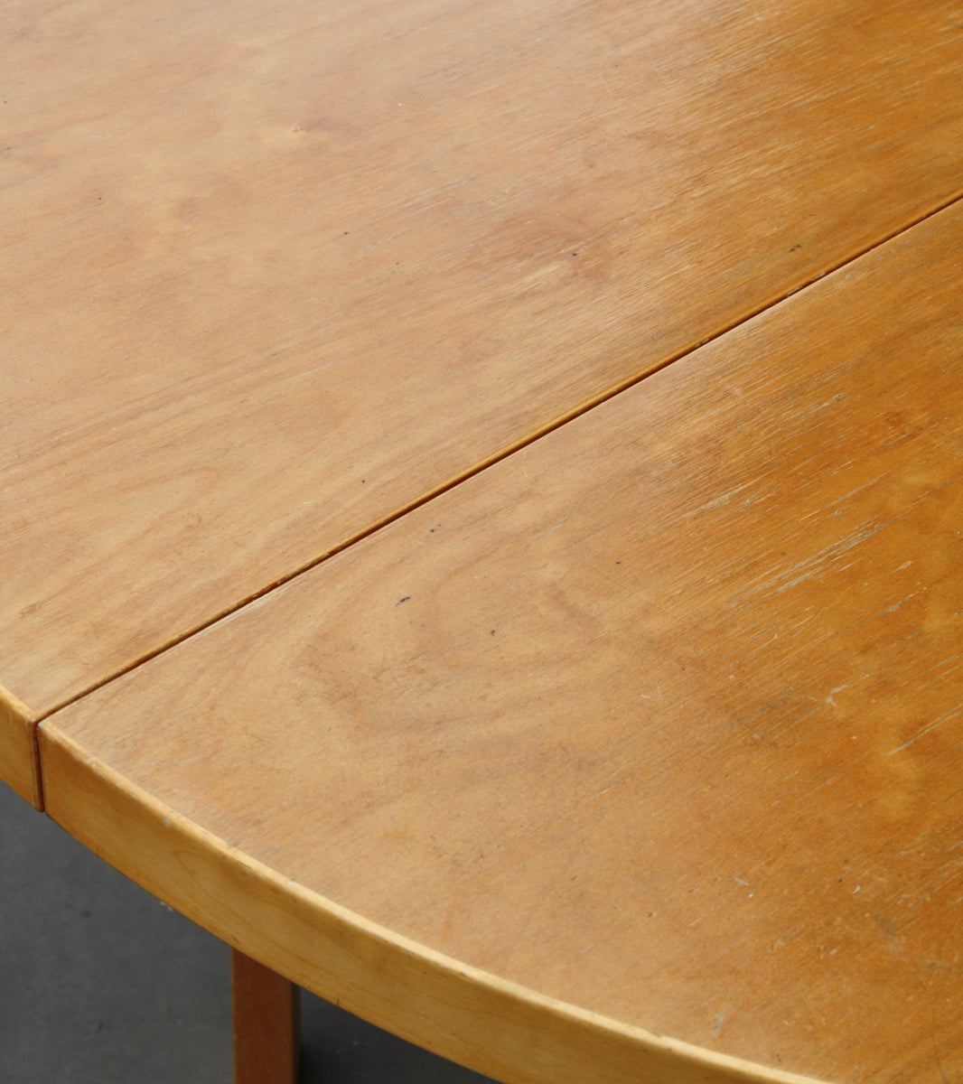 Extendable Circular Aalto Table with Wartime Finger-Joint 'L-legs'