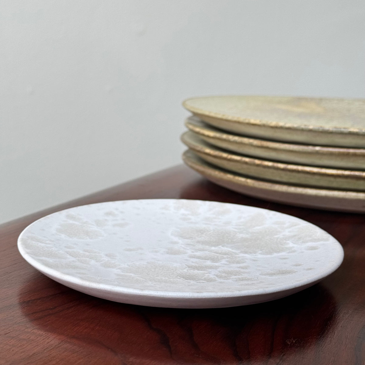 Small flat plate by Würtz, featuring an ivory Shape 3’ glaze. Handcrafted with signature Nordic craftsmanship, this ceramic piece showcases Würtz’s refined balance of form and texture.