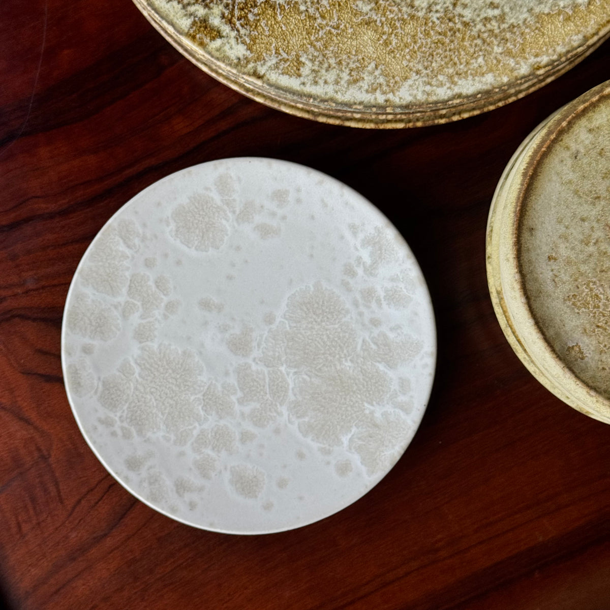 Small flat plate by Würtz, featuring an ivory Shape 3’ glaze. Handcrafted with signature Nordic craftsmanship, this ceramic piece showcases Würtz’s refined balance of form and texture.
