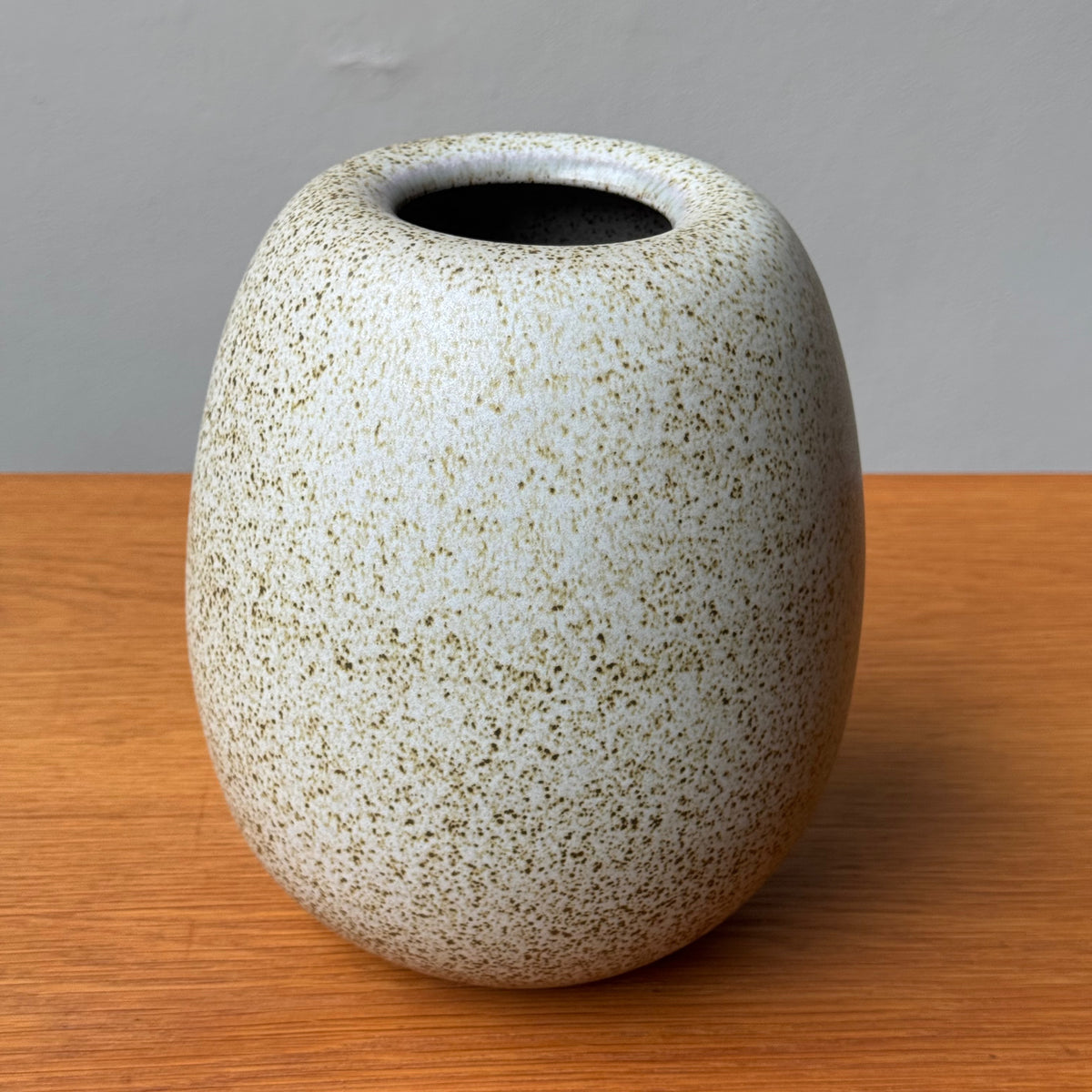 Small Ovoid Vase/ Cream