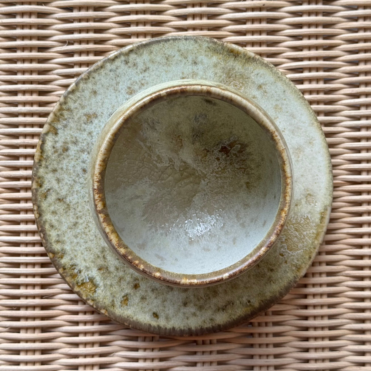 Small flat plate by Würtz, featuring an golden yellow Shape 3’ glaze. Handcrafted with signature Nordic craftsmanship, this ceramic piece showcases Würtz’s refined balance of form and texture.