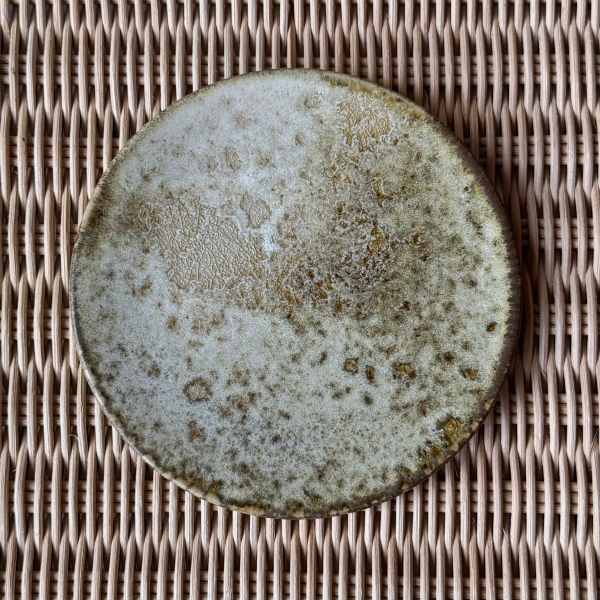 Small flat plate by Würtz, featuring a golden yellow Shape 3’ glaze. Handcrafted with signature Nordic craftsmanship, this ceramic piece showcases Würtz’s refined balance of form and texture.