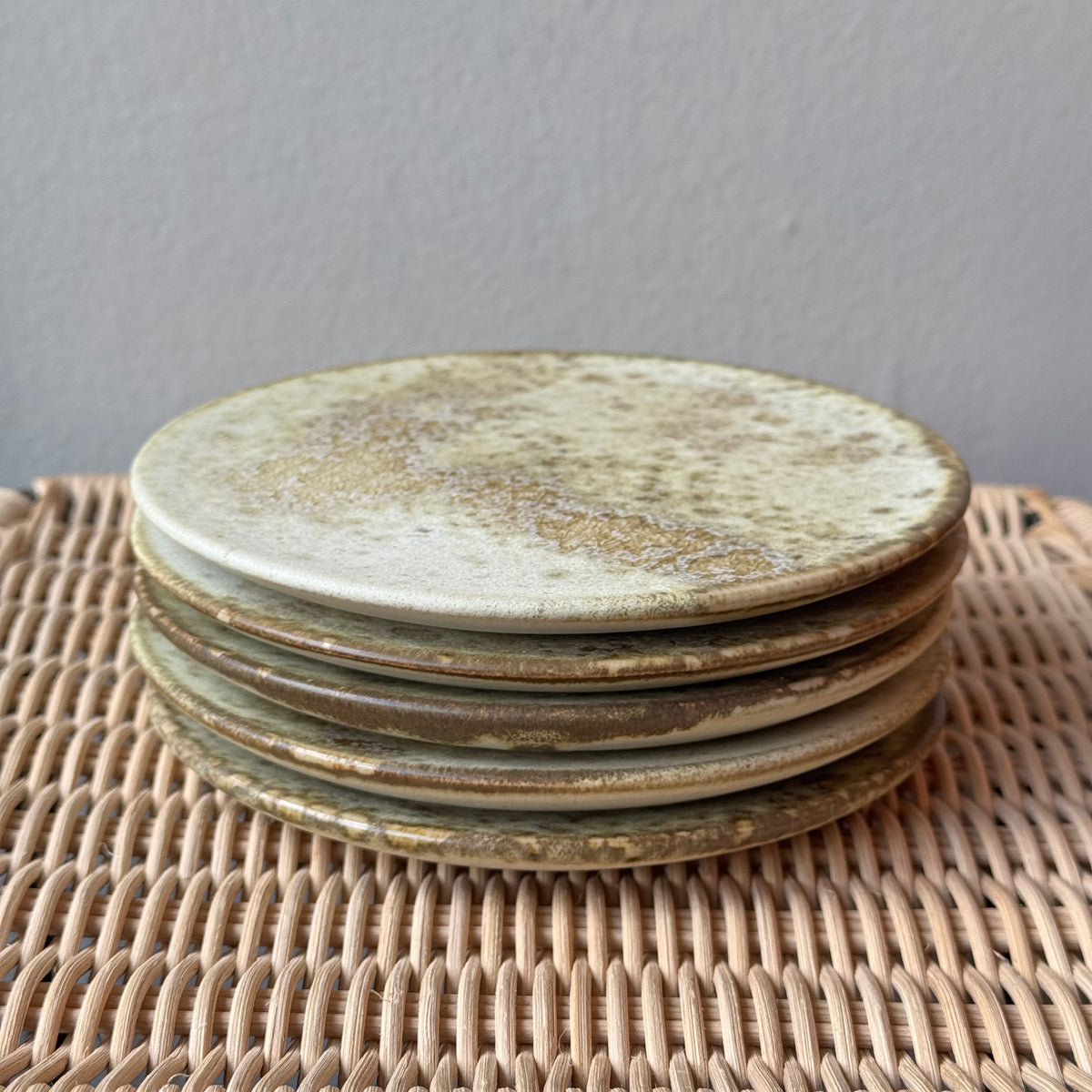 Small flat plate by Würtz, featuring a golden yellow Shape 3’ glaze. Handcrafted with signature Nordic craftsmanship, this ceramic piece showcases Würtz’s refined balance of form and texture.