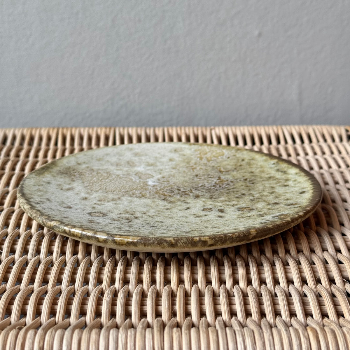 Small flat plate by Würtz, featuring a golden yellow Shape 3’ glaze. Handcrafted with signature Nordic craftsmanship, this ceramic piece showcases Würtz’s refined balance of form and texture.