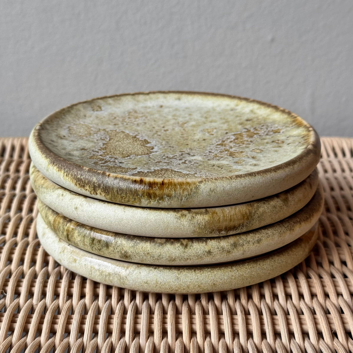 Small rimmed plate by Würtz, featuring a golden yellow ‘Shape 2’ glaze. This handcrafted ceramic piece showcases Würtz’s signature balance of form, texture, and Nordic craftsmanship. Available at Sigmar London.