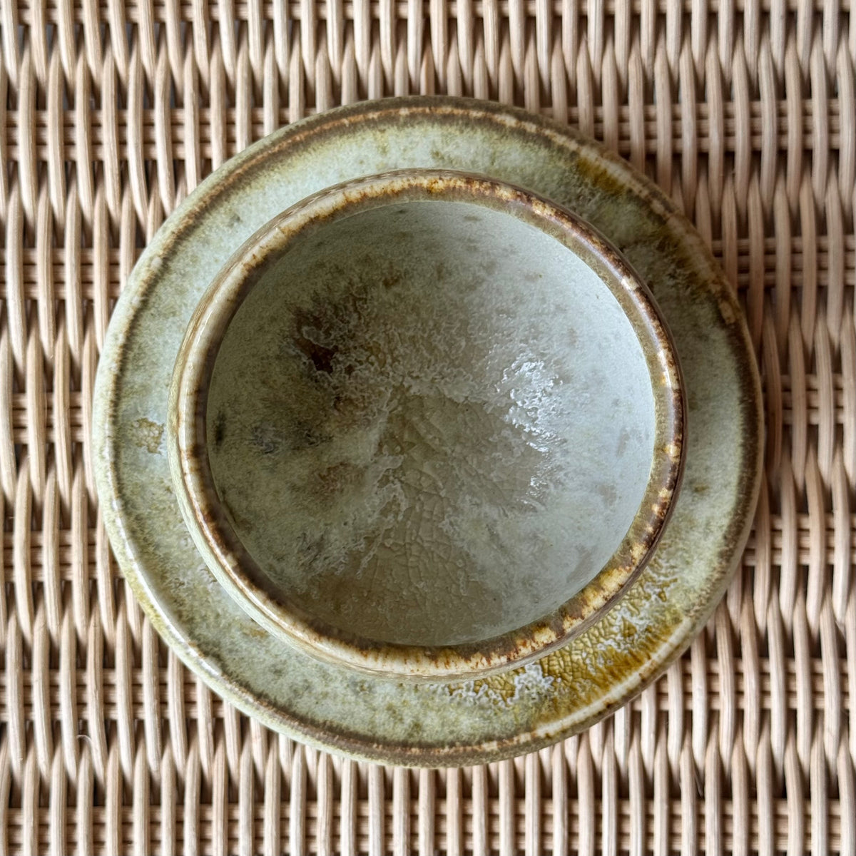 Small rimmed plate by Würtz, featuring a golden yellow ‘Shape 2’ glaze. This handcrafted ceramic piece showcases Würtz’s signature balance of form, texture, and Nordic craftsmanship. Available at Sigmar London.