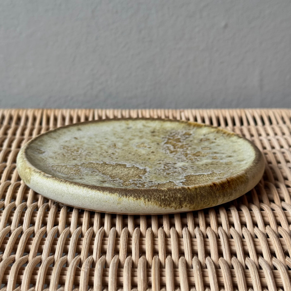 Small rimmed plate by Würtz, featuring a golden yellow ‘Shape 2’ glaze. This handcrafted ceramic piece showcases Würtz’s signature balance of form, texture, and Nordic craftsmanship. Available at Sigmar London.