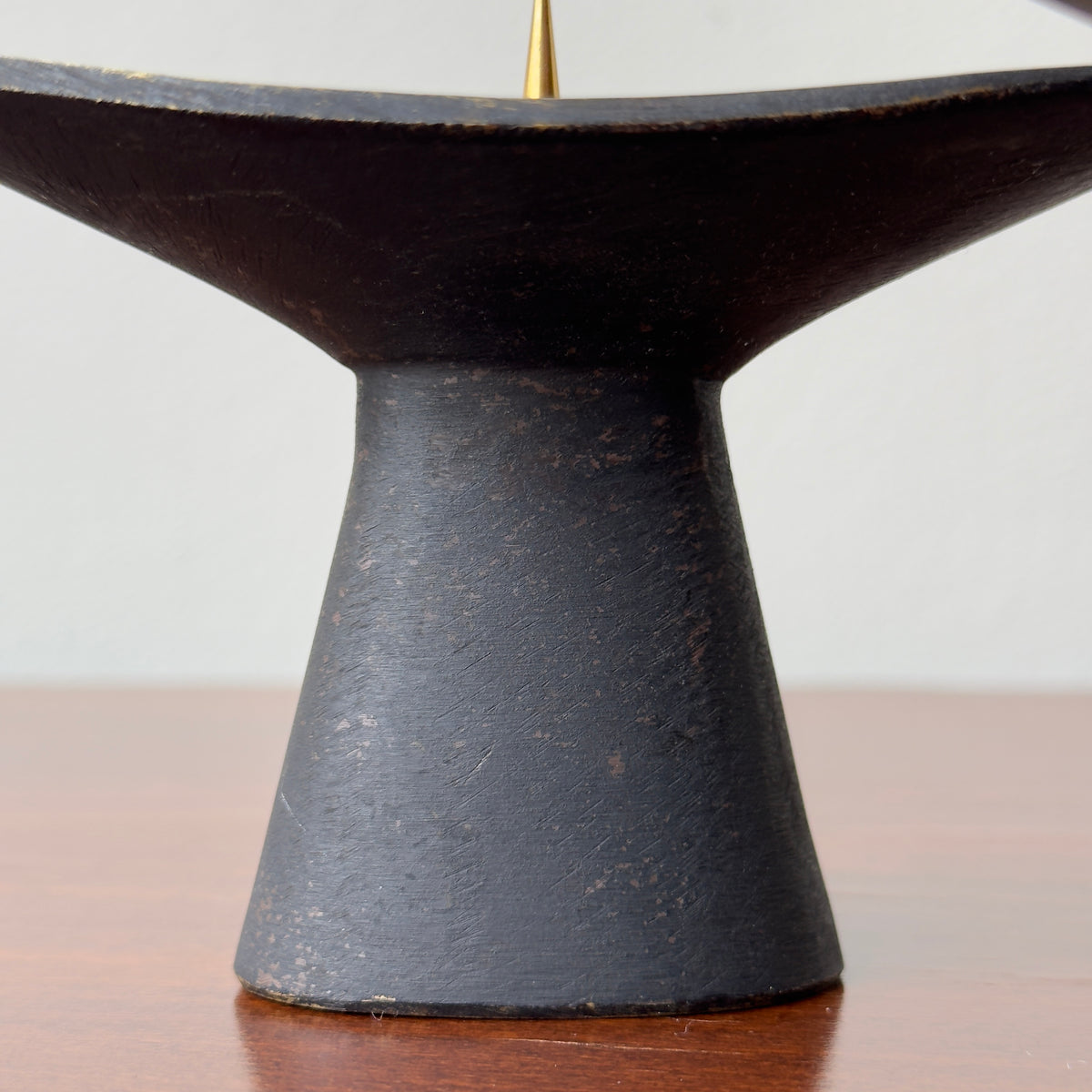 A pair of patinated brass candlesticks by Carl Auböck, crafted in the Werkstätte Auböck workshop, 1950. These candlesticks reflect Bauhaus influences and mid-century Austrian craftsmanship.