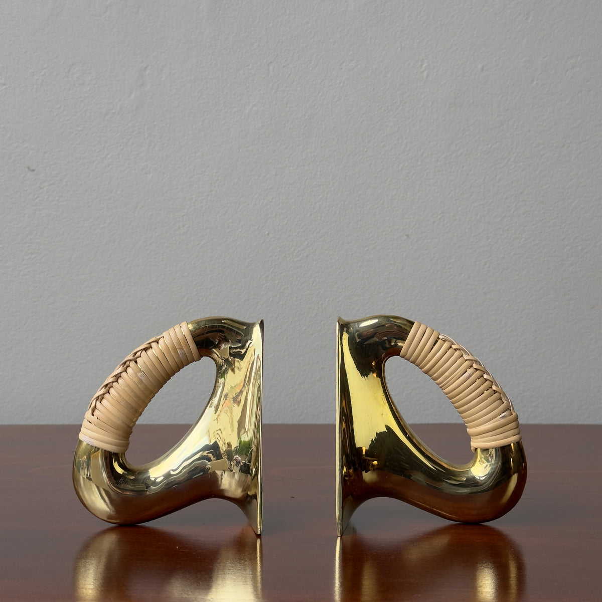 A pair of polished brass flat iron bookends by Carl Auböck, crafted in the Werkstätte Auböck workshop, Austria, 1943. These bookends showcase timeless mid-century Austrian design and exceptional craftsmanship.