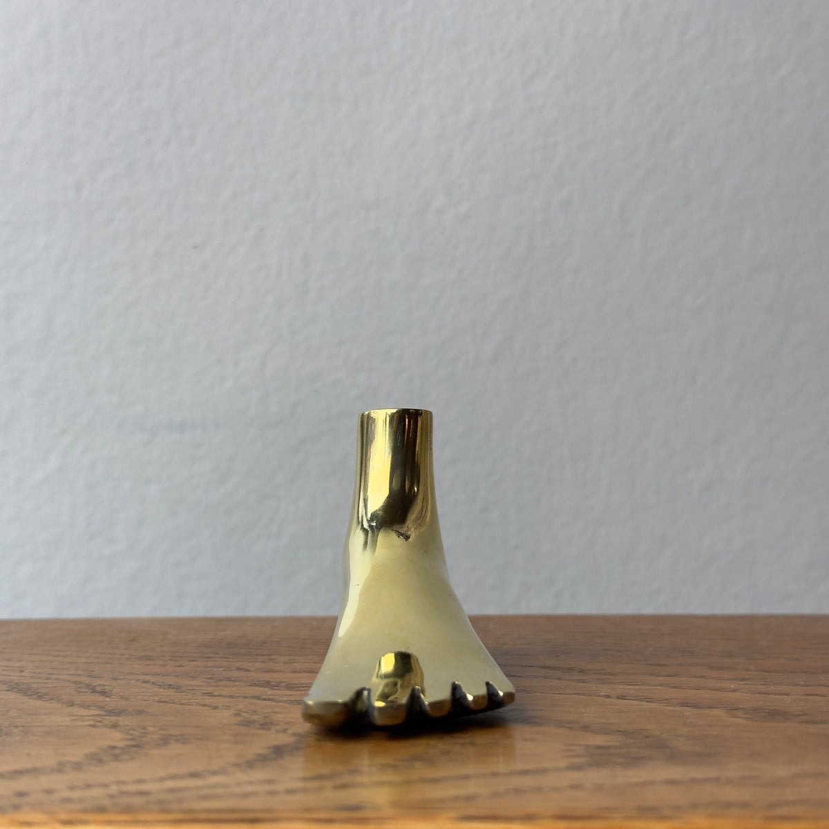 A foot-shaped paperweight designed by Carl Auböck II, made of cast brass in Vienna. This modernist piece showcases the distinctive craftsmanship and playful design typical of Auböck's work.
