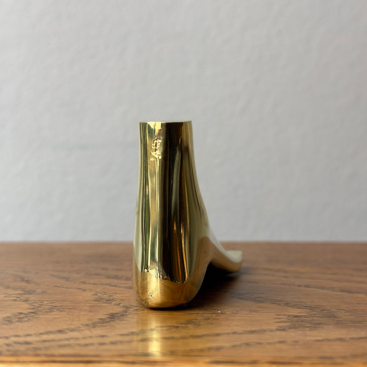 A foot-shaped paperweight designed by Carl Auböck II, made of cast brass in Vienna. This modernist piece showcases the distinctive craftsmanship and playful design typical of Auböck's work.