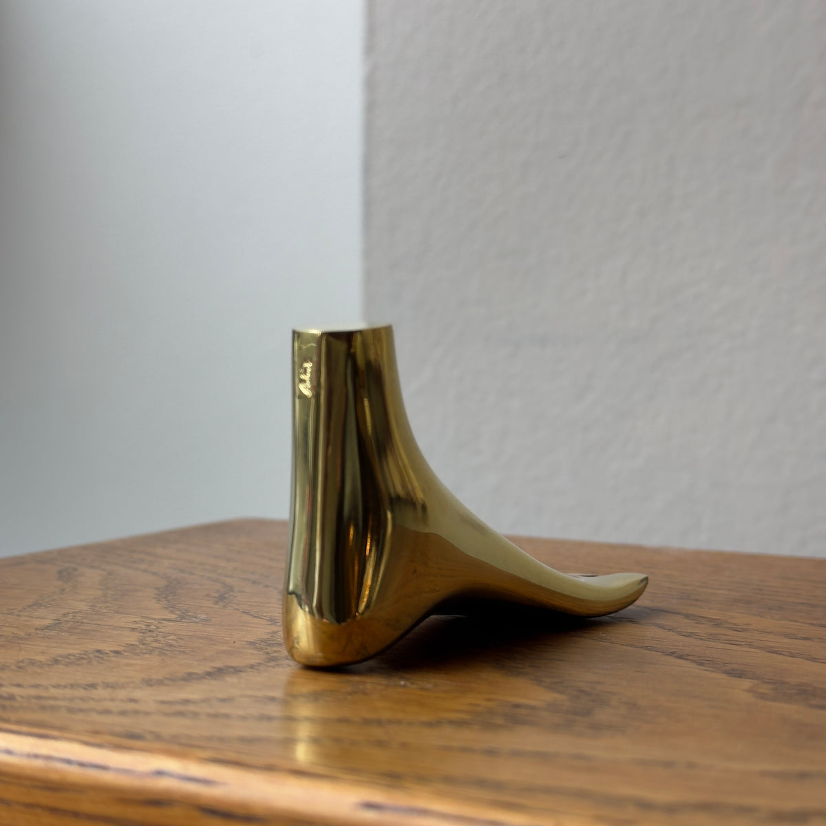 A foot-shaped paperweight designed by Carl Auböck II, made of cast brass in Vienna. This modernist piece showcases the distinctive craftsmanship and playful design typical of Auböck's work.