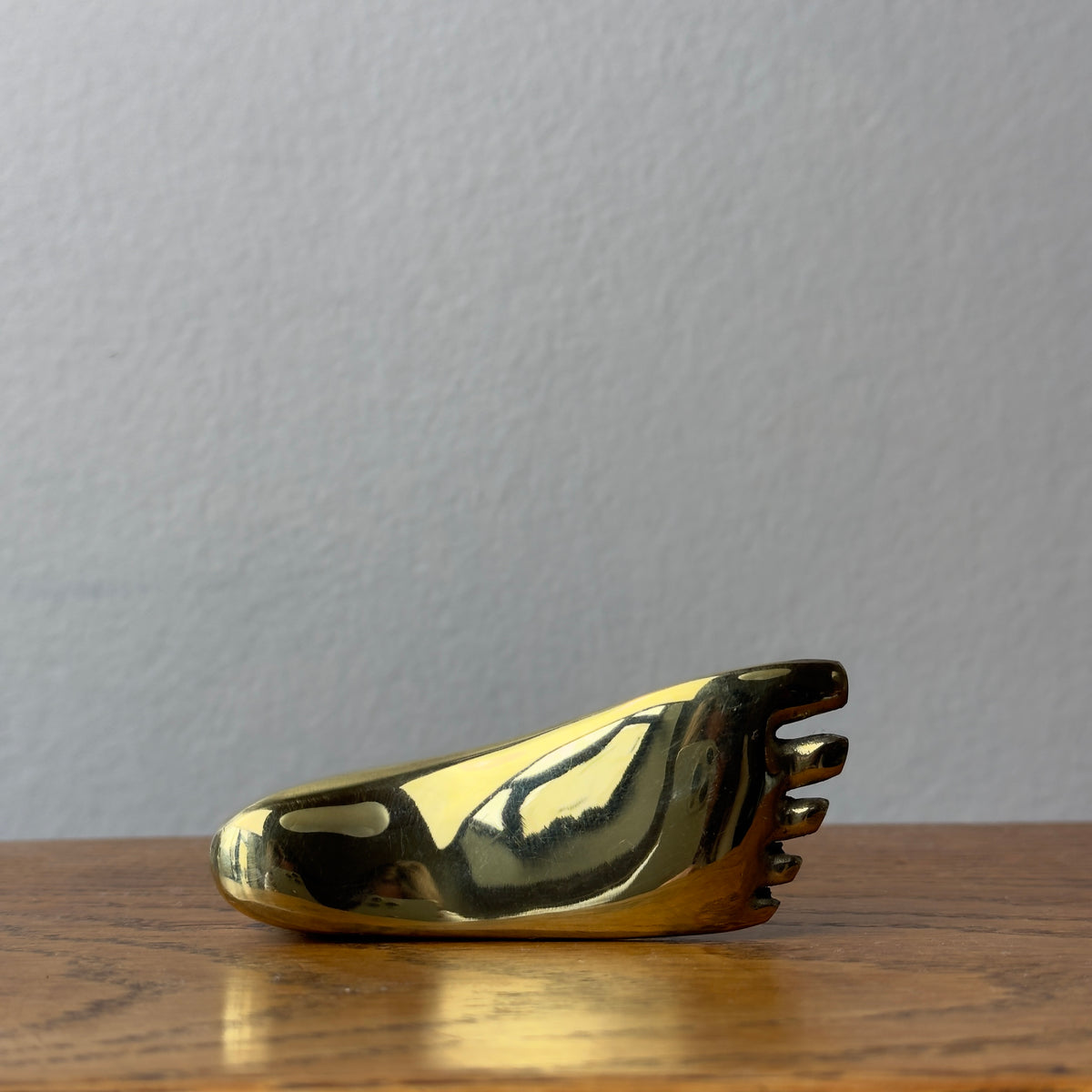 A foot-shaped paperweight designed by Carl Auböck II, made of cast brass in Vienna. This modernist piece showcases the distinctive craftsmanship and playful design typical of Auböck's work.