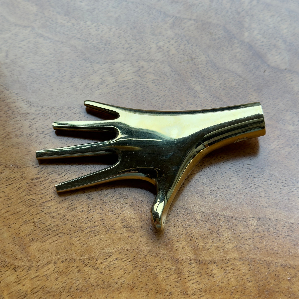A foot-shaped paperweight designed by Carl Auböck II, made of cast brass in Vienna. This modernist piece showcases the distinctive craftsmanship and playful design typical of Auböck's work.