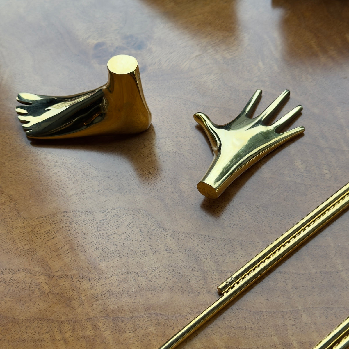 A hand-shaped paperweight designed by Carl Auböck II, made of cast brass in Vienna. This modernist piece showcases the distinctive craftsmanship and playful design typical of Auböck's work.