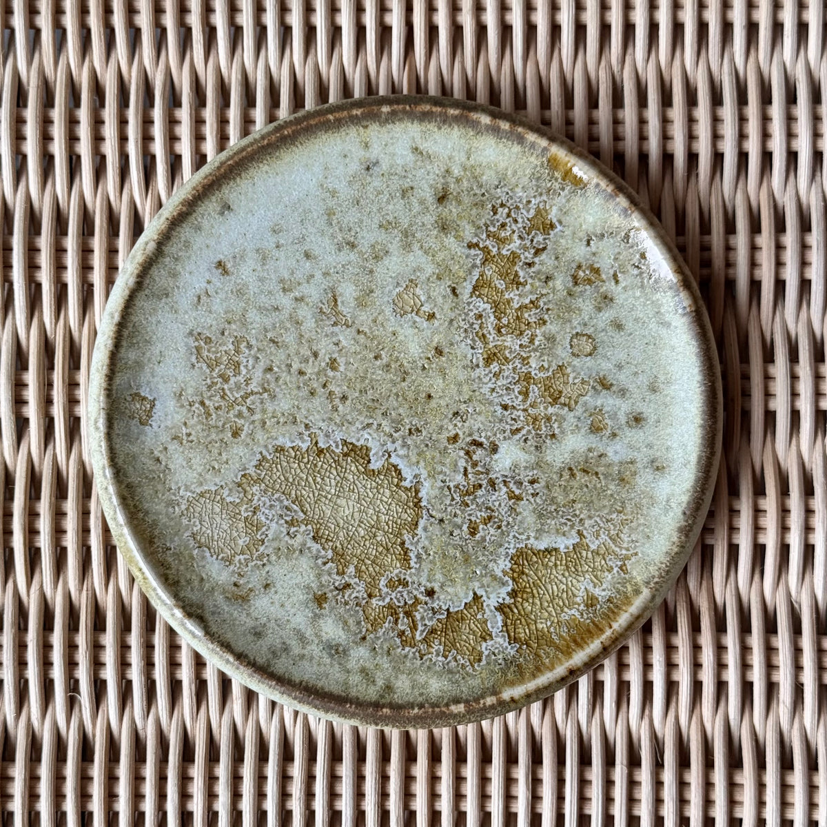 Small rimmed plate by Würtz, featuring a golden yellow ‘Shape 2’ glaze. This handcrafted ceramic piece showcases Würtz’s signature balance of form, texture, and Nordic craftsmanship. Available at Sigmar London.