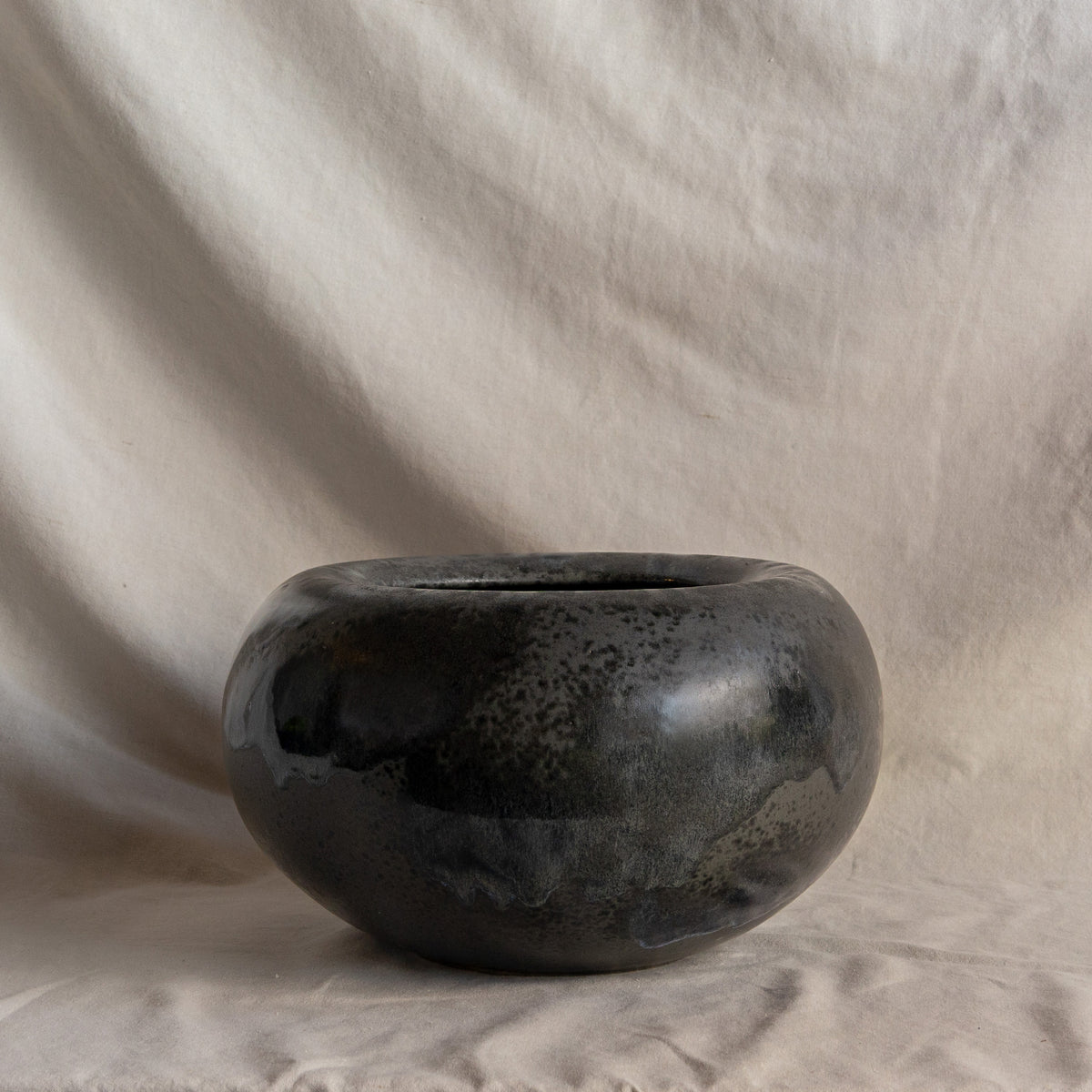 Rotunde vase by Kasper Würtz, a handcrafted ceramic piece showcasing Würtz’s signature Nordic craftsmanship and organic form. Available at Sigmar London.