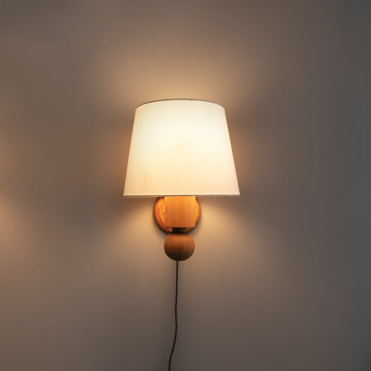 Brutalist Pine Wall Light / Uno & Östen Kristiansson, C. 1966