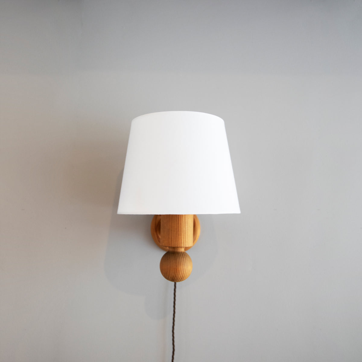 Brutalist Pine Wall Light / Uno & Östen Kristiansson, C. 1966
