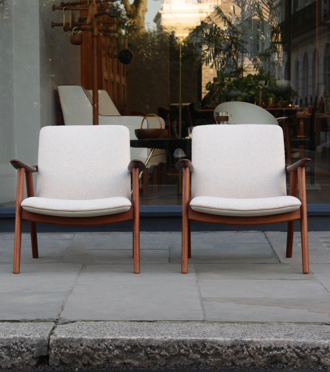 Pair of Armchairs / JH-517 / H. Wegner & J. Hansen