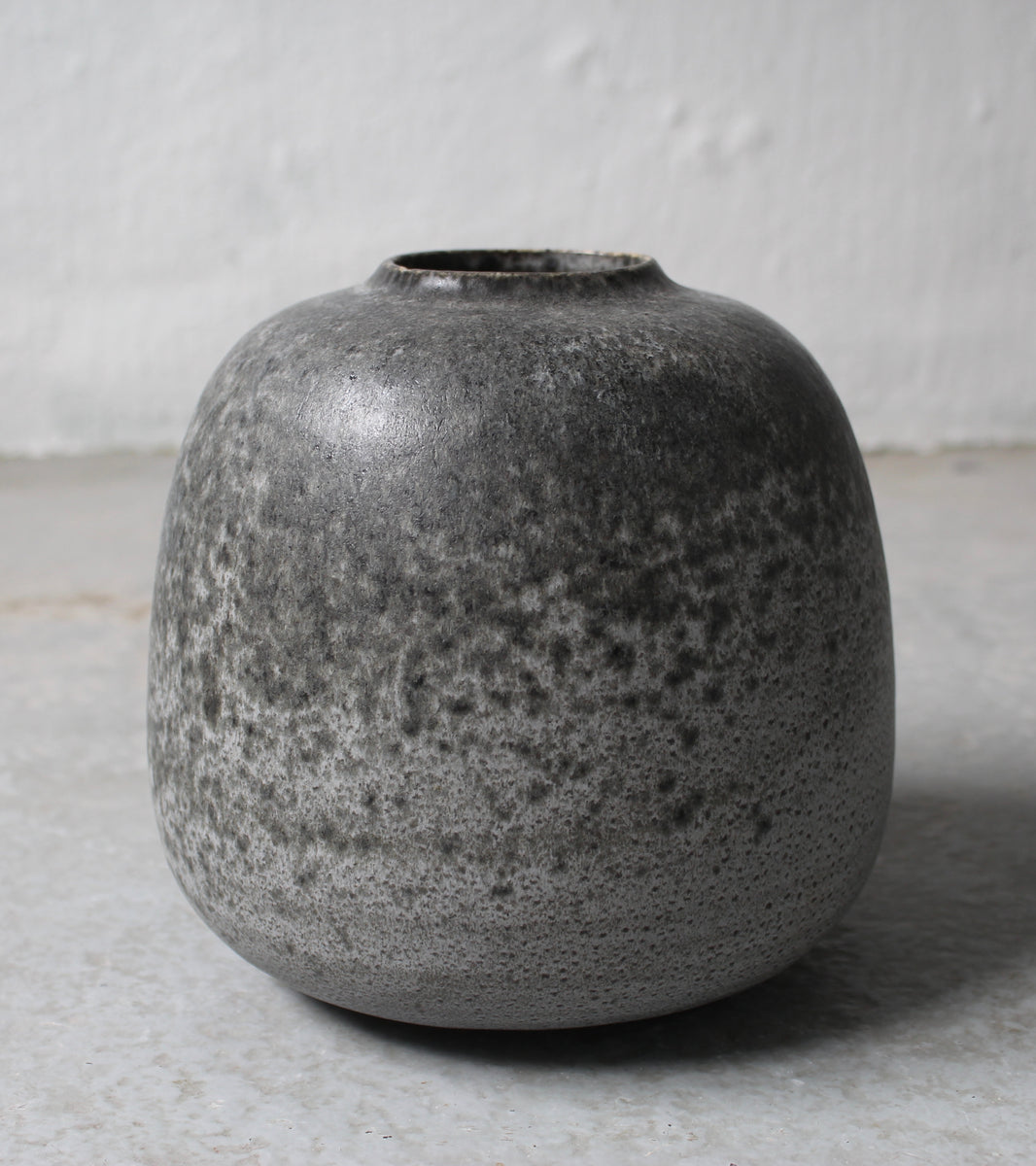 Small Gundiga Vase <br> Grey Glaze