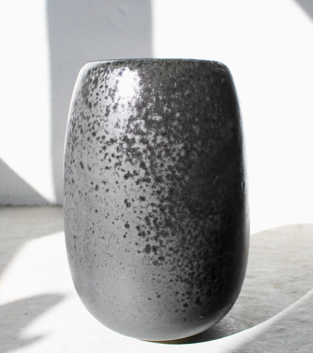 Big Ovoid Vase / Black Glaze