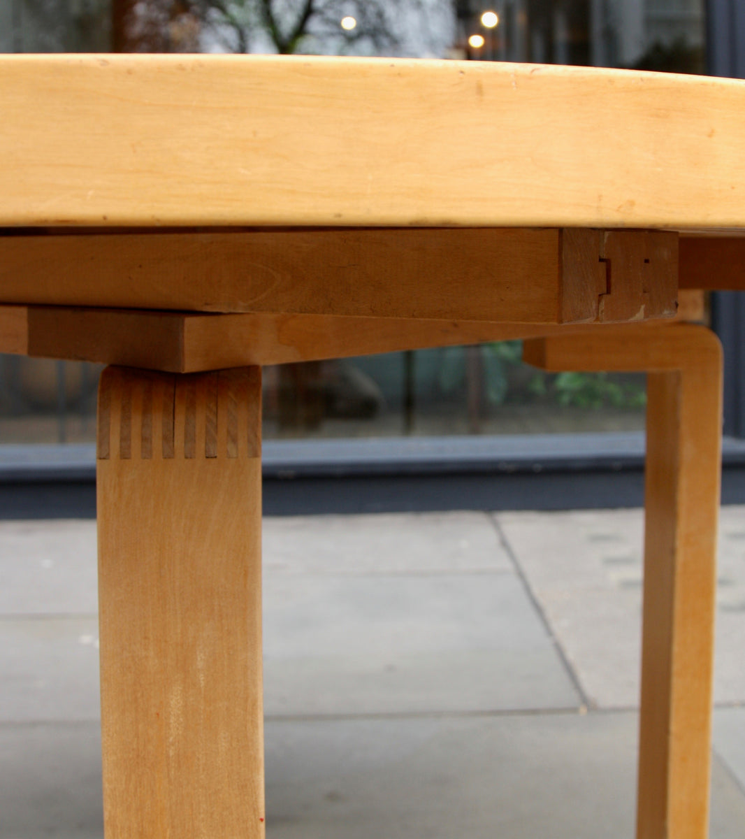 Extendable Circular Aalto Table with Wartime Finger-Joint 'L-legs'