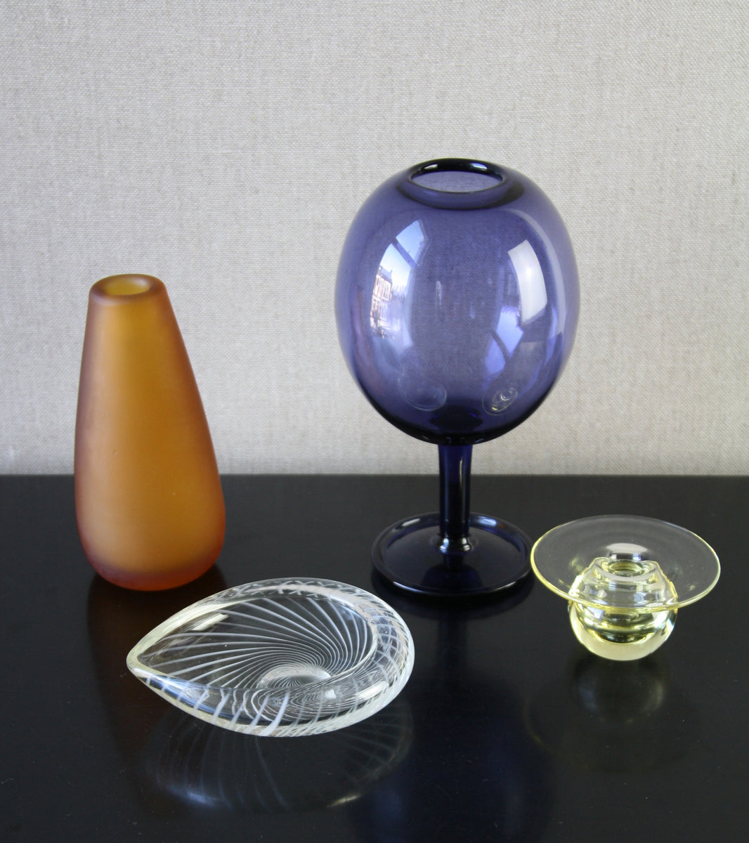 Purple "Ilmapallo" (Balloon) Vase / Nanny Still, 1961