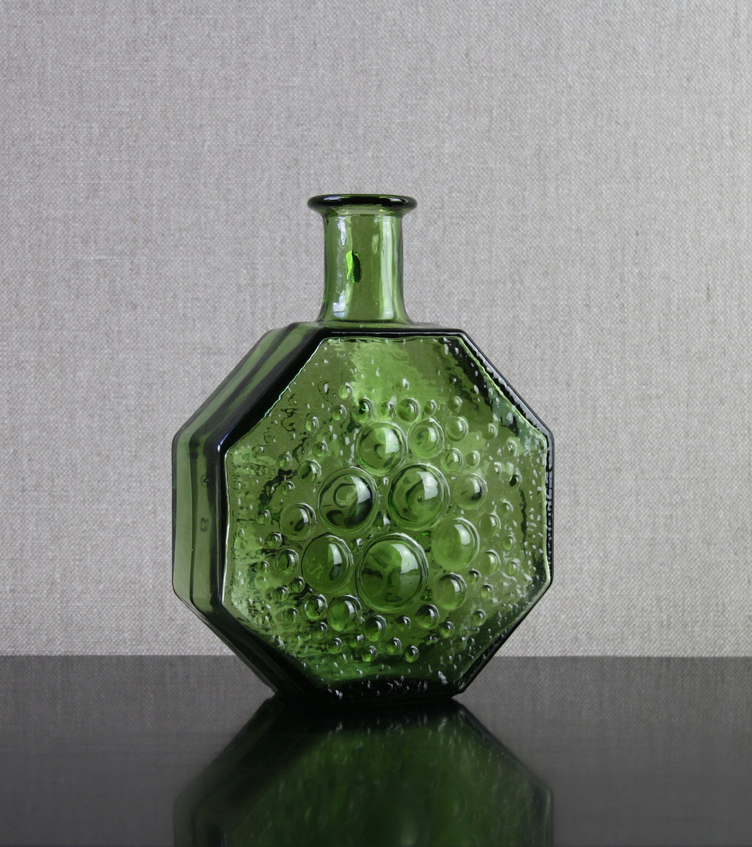 Poplar Green Model 1720 "Stella Polaris" Vase / Nanny Still, 1967