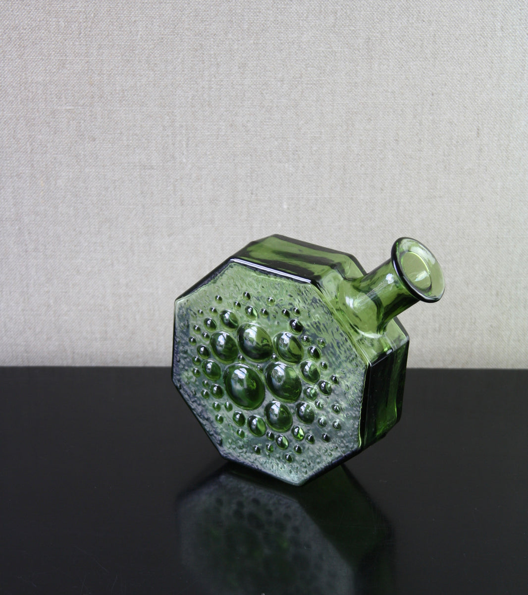 Poplar Green Model 1720 "Stella Polaris" Vase / Nanny Still, 1967