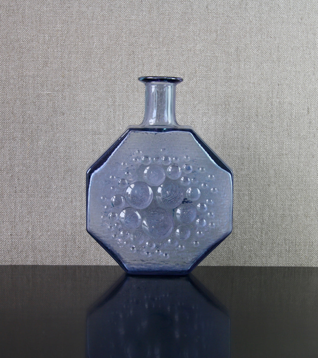 Neodymium Violet Model 1720 "Stella Polaris" Vase Nanny Still, 1967