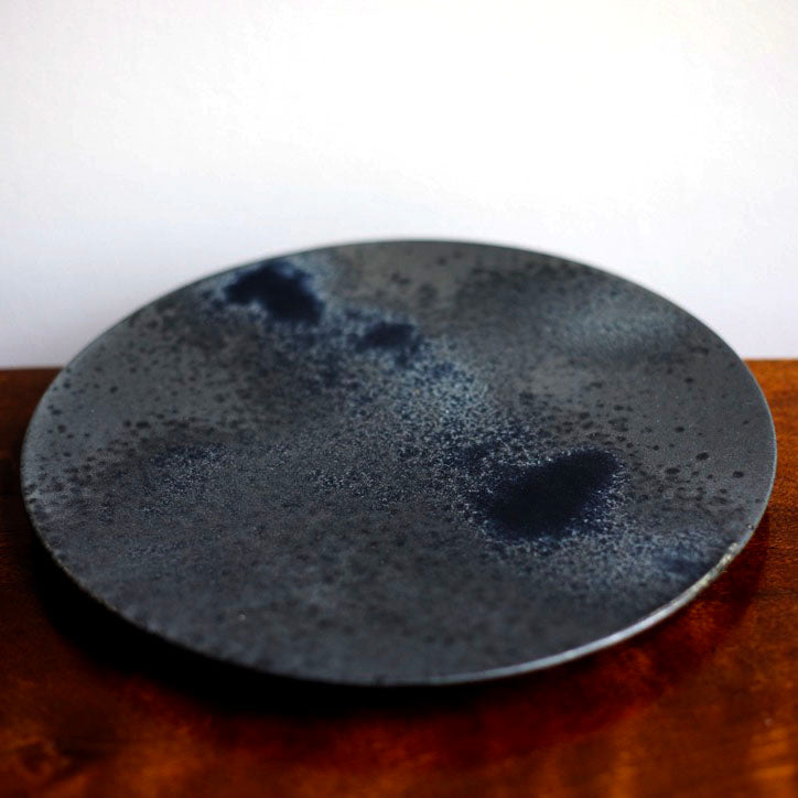 Medium Flat Plate / Black / Shape #5, Glaze E