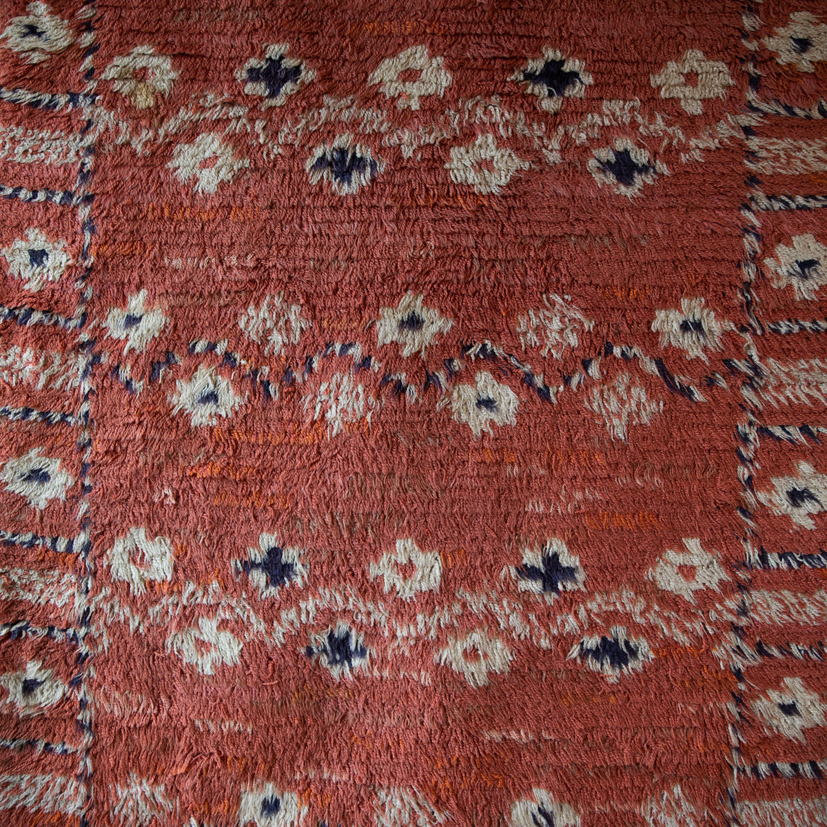 Röda slingan (Red Loop) / Knotted Rya Rug / Märta Måås-Fjetterström