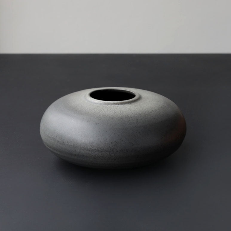 Squat Gundiga Shaped Pot / Grey Dégradé Glaze