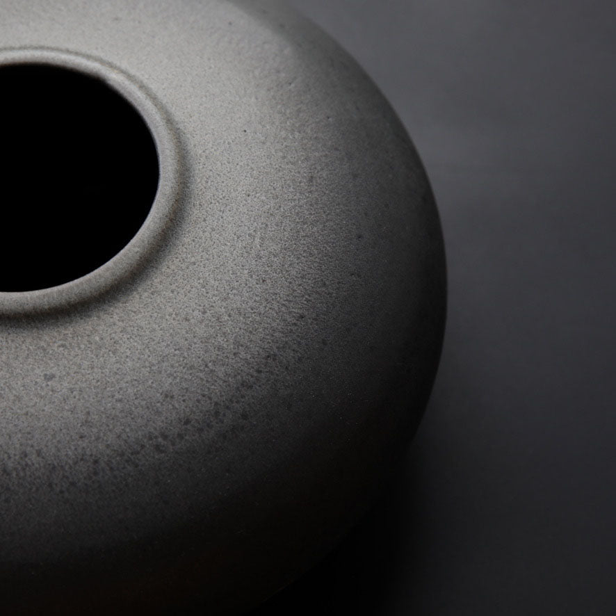 Squat Gundiga Shaped Pot / Grey Dégradé Glaze