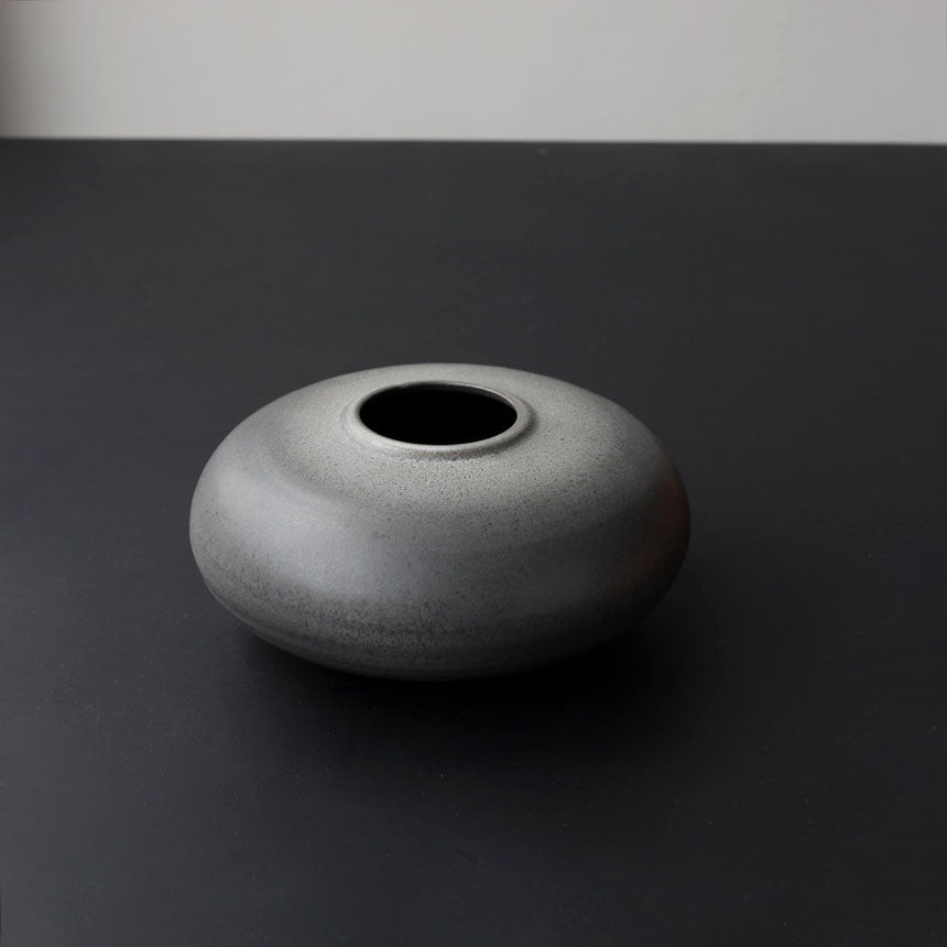 Squat Gundiga Shaped Pot / Grey Dégradé Glaze