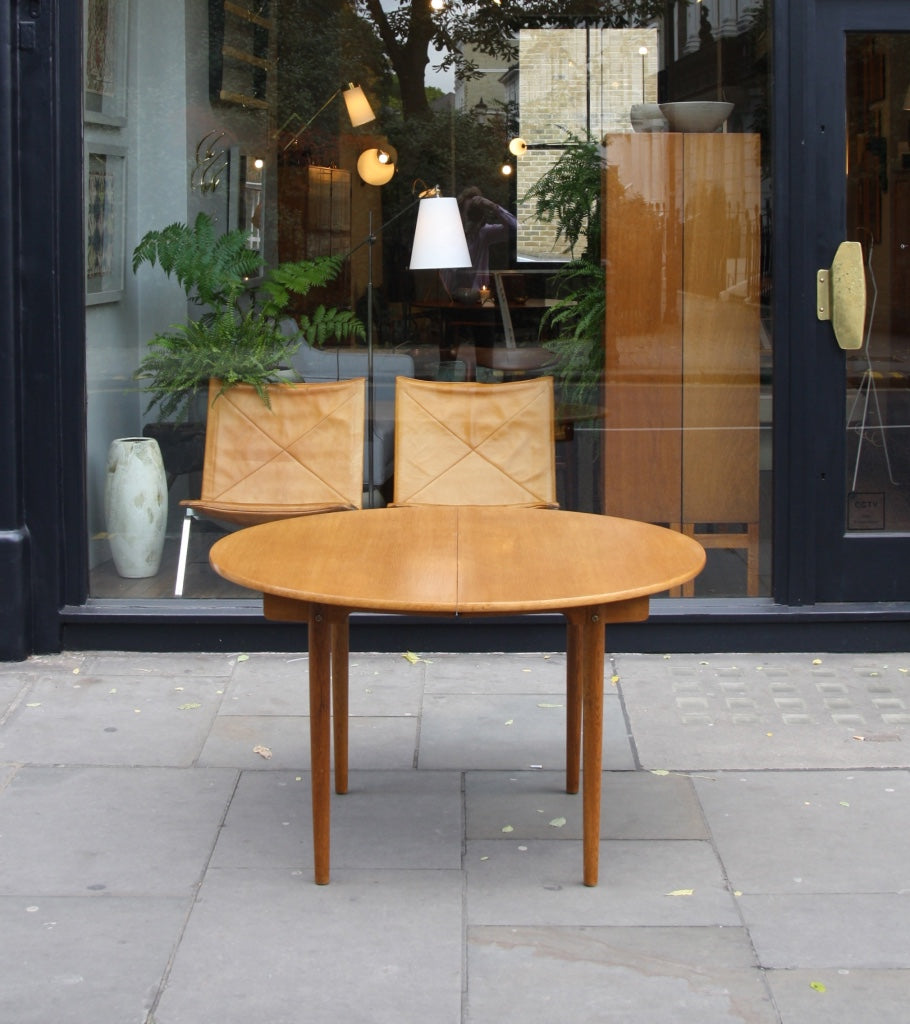 AT 329 Dining Table Hans Wegner - Image 1