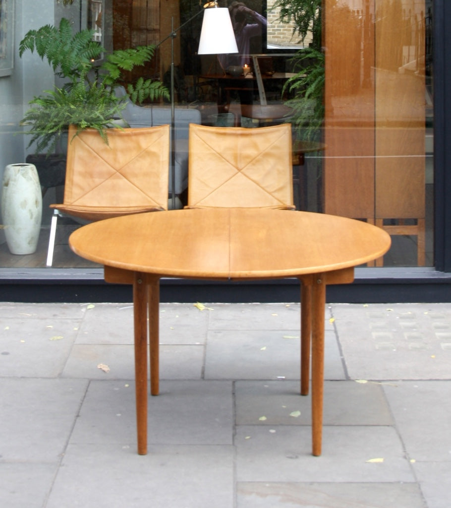 AT 329 Dining Table Hans Wegner - Image 4