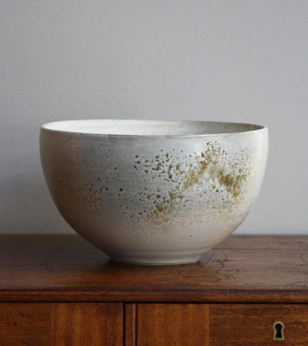 arge deep bowl by Kasper Würtz, featuring a white and brown ‘Shape 12’ glaze. This handcrafted Danish ceramic piece showcases Würtz’s signature balance of form, texture, and Nordic craftsmanship. Available at Sigmar London.