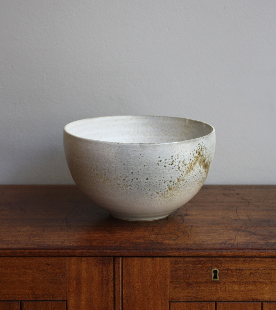 arge deep bowl by Kasper Würtz, featuring a white and brown ‘Shape 12’ glaze. This handcrafted Danish ceramic piece showcases Würtz’s signature balance of form, texture, and Nordic craftsmanship. Available at Sigmar London.