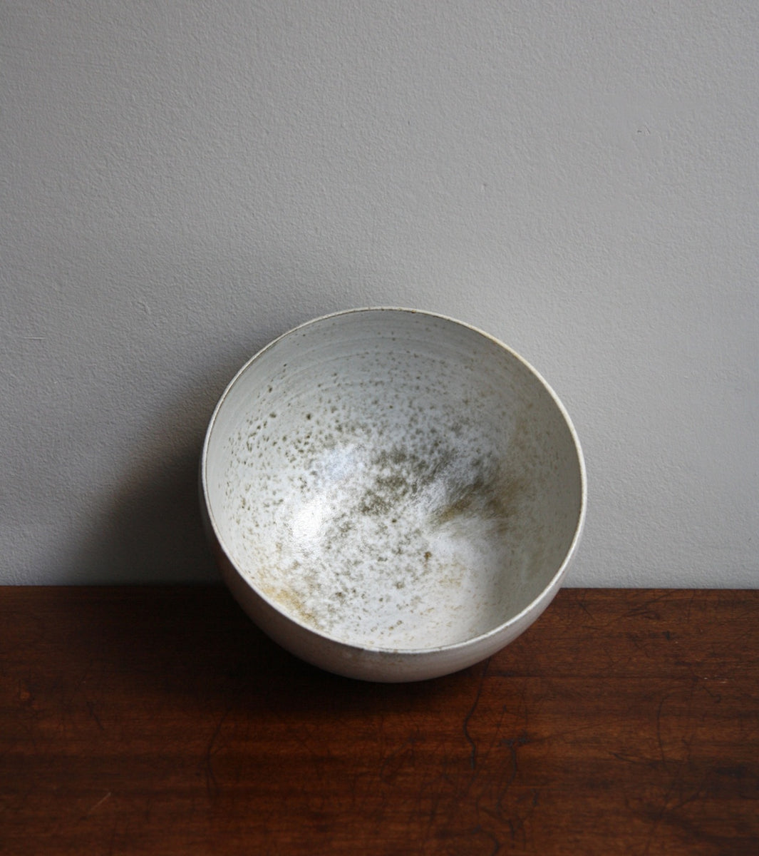 arge deep bowl by Kasper Würtz, featuring a white and brown ‘Shape 12’ glaze. This handcrafted Danish ceramic piece showcases Würtz’s signature balance of form, texture, and Nordic craftsmanship. Available at Sigmar London.