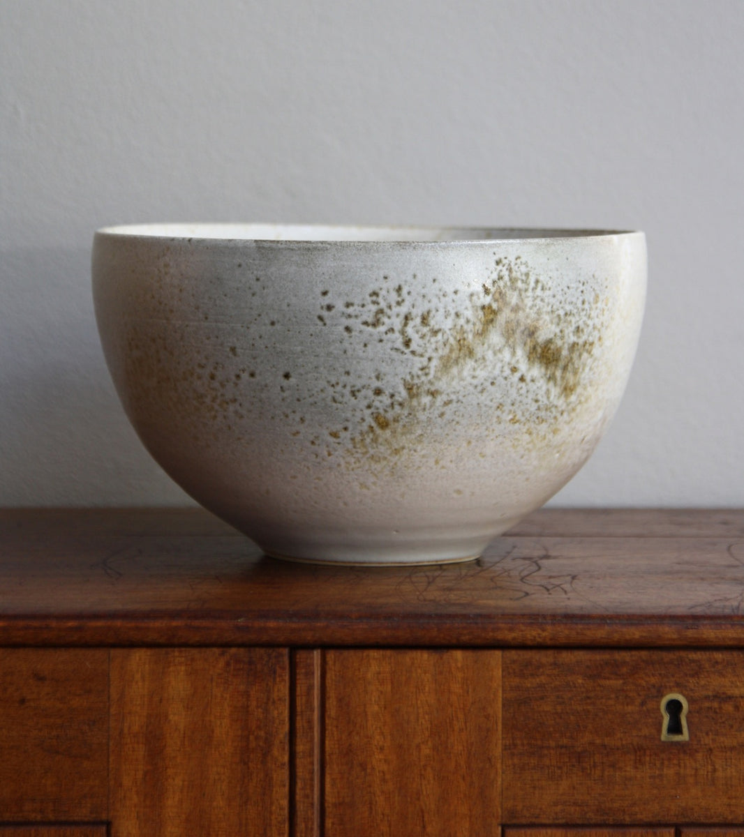 arge deep bowl by Kasper Würtz, featuring a white and brown ‘Shape 12’ glaze. This handcrafted Danish ceramic piece showcases Würtz’s signature balance of form, texture, and Nordic craftsmanship. Available at Sigmar London.
