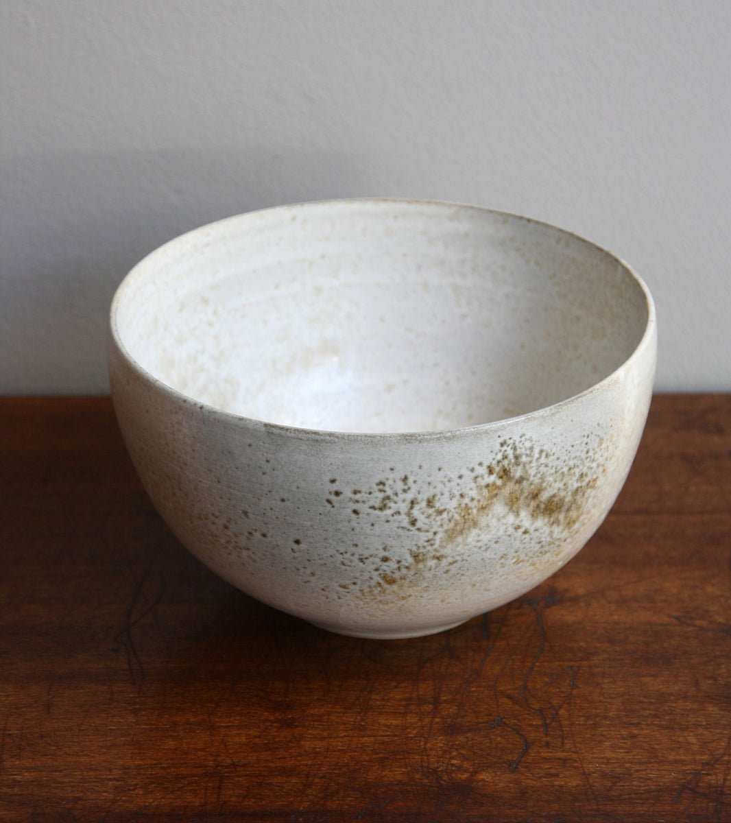 arge deep bowl by Kasper Würtz, featuring a white and brown ‘Shape 12’ glaze. This handcrafted Danish ceramic piece showcases Würtz’s signature balance of form, texture, and Nordic craftsmanship. Available at Sigmar London.