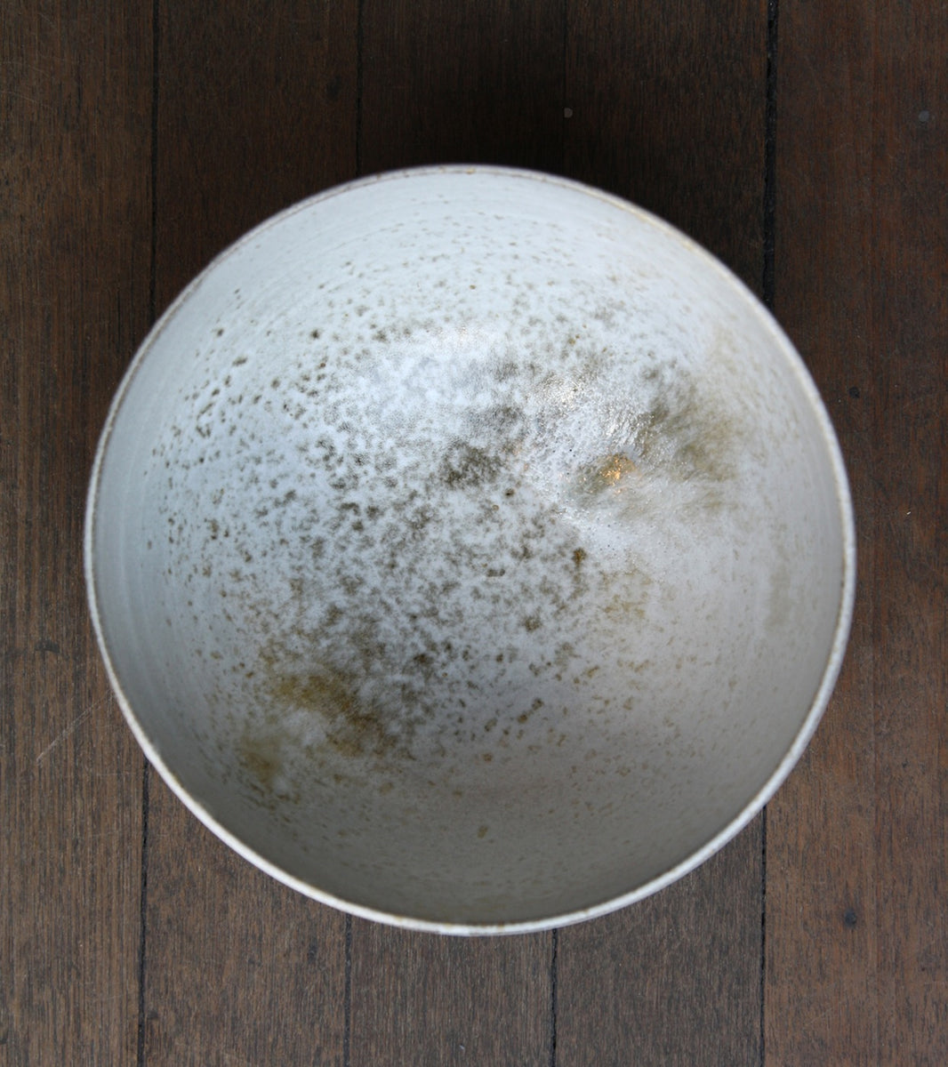 arge deep bowl by Kasper Würtz, featuring a white and brown ‘Shape 12’ glaze. This handcrafted Danish ceramic piece showcases Würtz’s signature balance of form, texture, and Nordic craftsmanship. Available at Sigmar London.