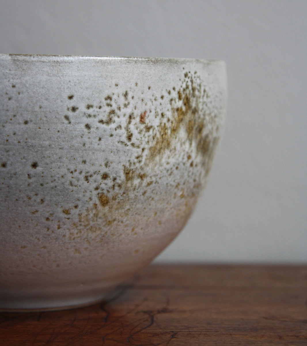 arge deep bowl by Kasper Würtz, featuring a white and brown ‘Shape 12’ glaze. This handcrafted Danish ceramic piece showcases Würtz’s signature balance of form, texture, and Nordic craftsmanship. Available at Sigmar London.