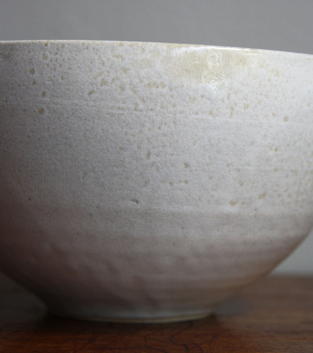 arge deep bowl by Kasper Würtz, featuring a white and brown ‘Shape 12’ glaze. This handcrafted Danish ceramic piece showcases Würtz’s signature balance of form, texture, and Nordic craftsmanship. Available at Sigmar London.