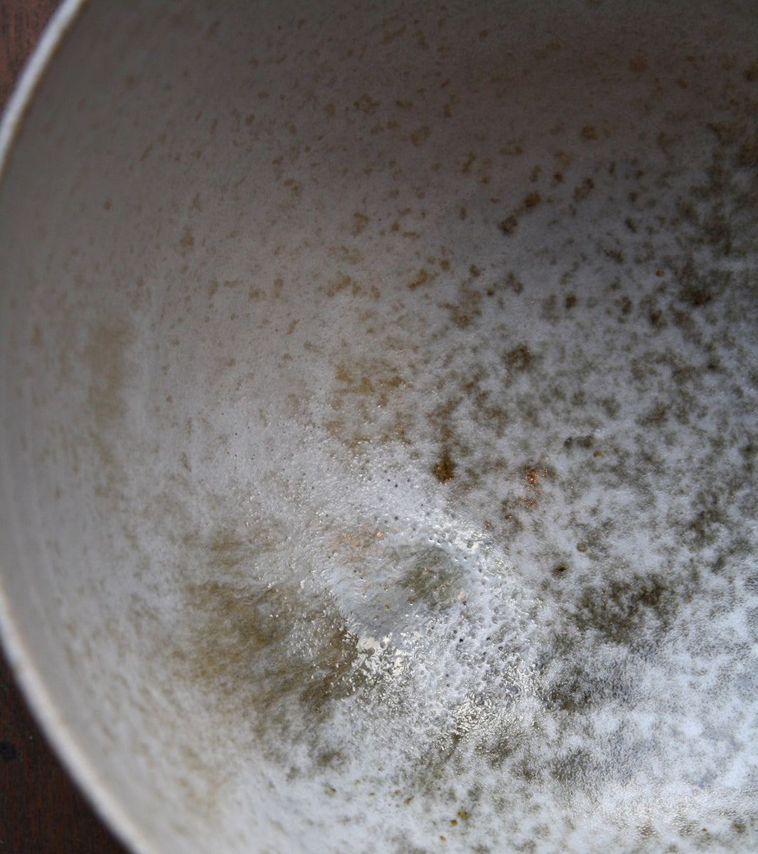arge deep bowl by Kasper Würtz, featuring a white and brown ‘Shape 12’ glaze. This handcrafted Danish ceramic piece showcases Würtz’s signature balance of form, texture, and Nordic craftsmanship. Available at Sigmar London.