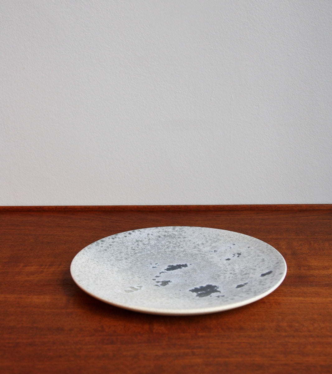 Large flat plate by Kasper Würtz, featuring a white and soft blue ‘Shape 6’ glaze. This handcrafted ceramic piece exemplifies Würtz’s signature blend of subtle tones and refined Nordic craftsmanship. Available at Sigmar London.