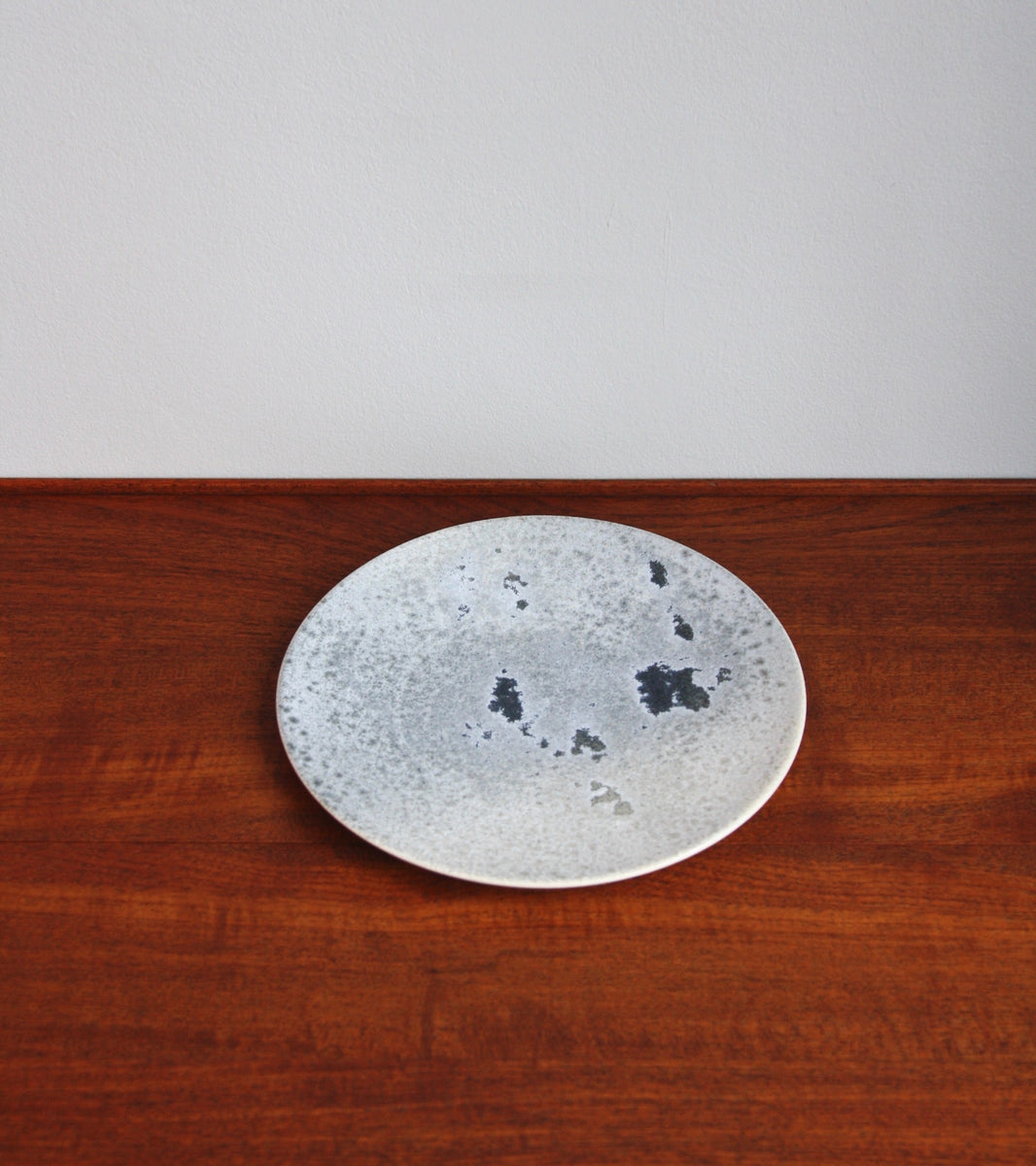 Large flat plate by Kasper Würtz, featuring a white and soft blue ‘Shape 6’ glaze. This handcrafted ceramic piece exemplifies Würtz’s signature blend of subtle tones and refined Nordic craftsmanship. Available at Sigmar London.
