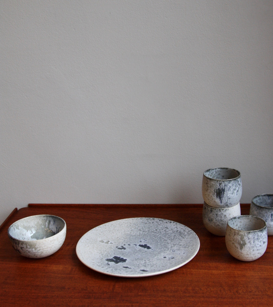 Large flat plate by Kasper Würtz, featuring a white and soft blue ‘Shape 6’ glaze. This handcrafted ceramic piece exemplifies Würtz’s signature blend of subtle tones and refined Nordic craftsmanship. Available at Sigmar London.